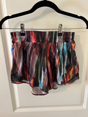 Lululemon Hotty Hot Short II *Long 4" Chroma Fusion Multi / Black